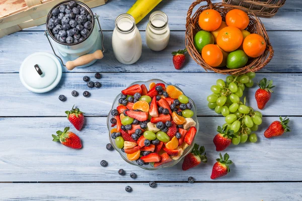Preparación de una ensalada saludable de frutas de primavera —  Fotos de Stock