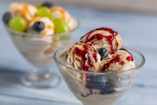 Skålar med glass och färska frukter — Stockfoto