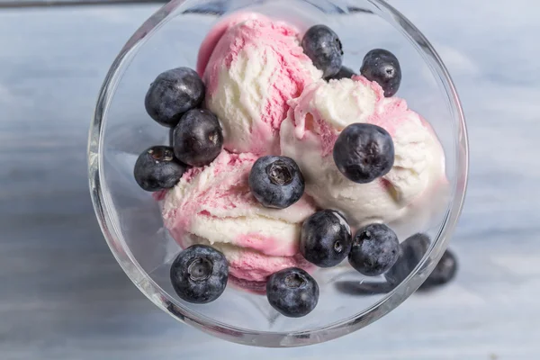 Ciotola con gelato e mirtillo fresco — Foto Stock