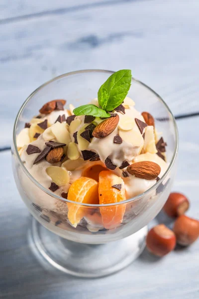 Primo piano di gelato alle arachidi con frutta e noci — Foto Stock