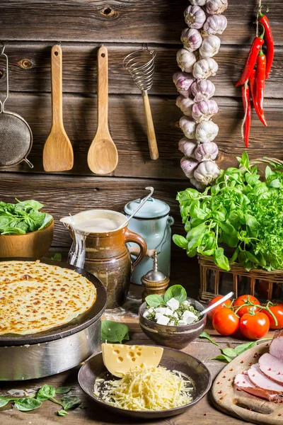 Huisgemaakte pannenkoeken met ham en kaas — Stockfoto