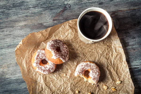 Warme koffie en donuts gegeven in het papier — Stockfoto