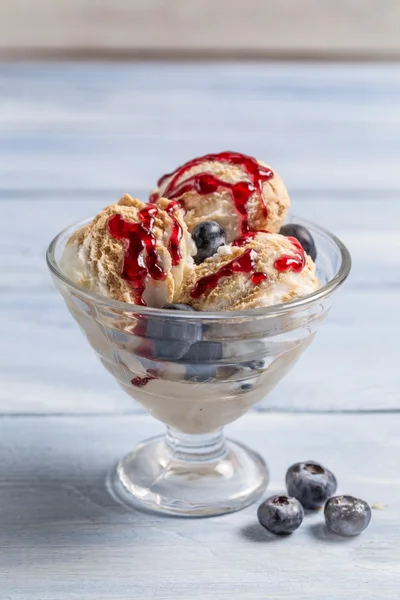 Bowl with fresh blueberry and ice cream — Stock Photo, Image