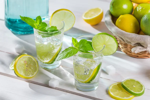 Kall dryck gjord av citrusfrukter med socker — Stockfoto