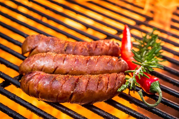 Varm korv på grillen med eld — Stockfoto