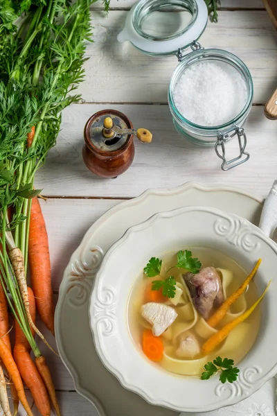 Sopa caseira de macarrão de frango — Fotografia de Stock