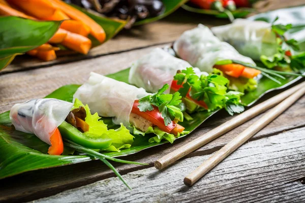 Rollos de primavera con verduras y pollo —  Fotos de Stock