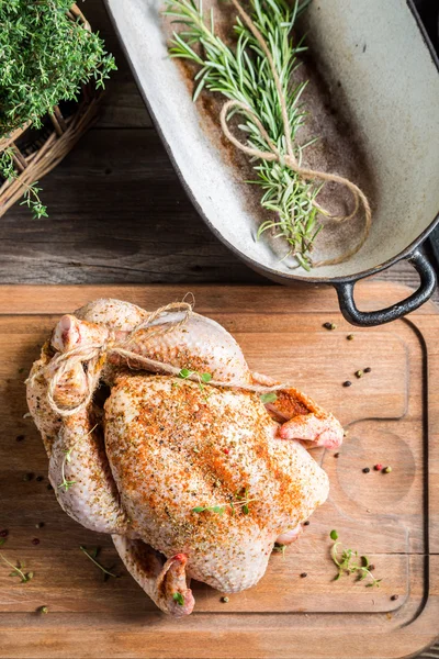 Preparación de pollo asado con hierbas —  Fotos de Stock