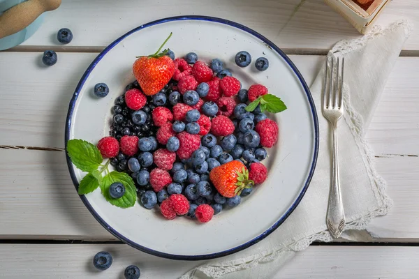 Frutas frescas de bayas en plato —  Fotos de Stock