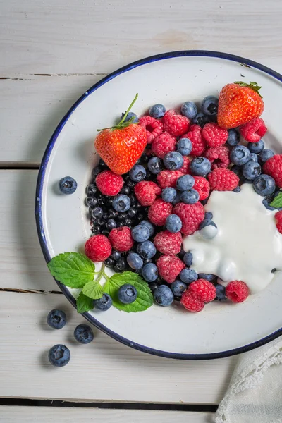 Bagas frescas, morango e framboesa com creme — Fotografia de Stock