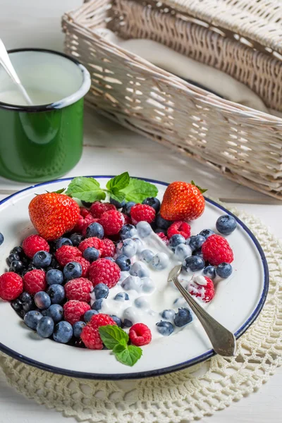 Closeup of berry fruits with cream — Stock Photo, Image