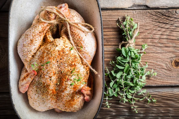 Pollo crudo con hierbas en cazuela —  Fotos de Stock