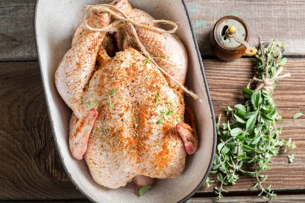 Großaufnahme von Hühnern mit Gewürzen und Gemüse — Stockfoto