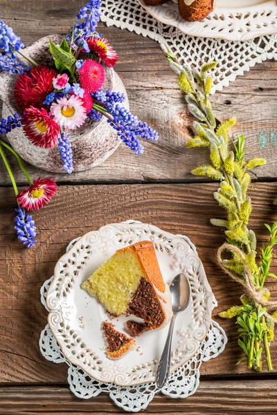 Easter cake, cup of coffee and spring flowers — Stock Photo, Image