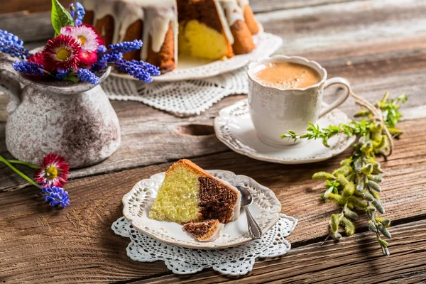 부활절 케이크와 커피 한잔 — 스톡 사진