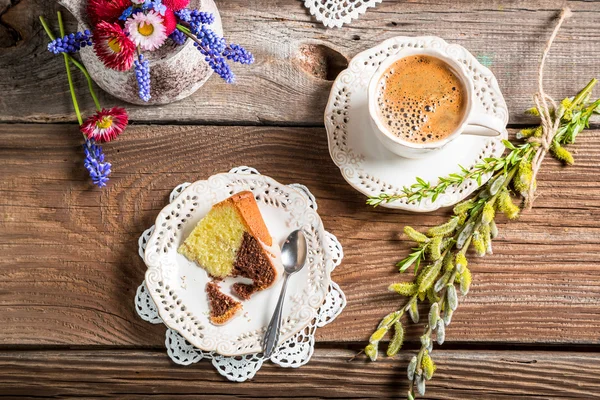 Cup of coffee, easter cake and spring flowers — Stock Photo, Image