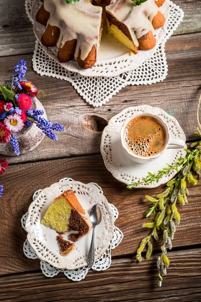 Cup of coffee, easter cake and spring flowers — Stock Photo, Image