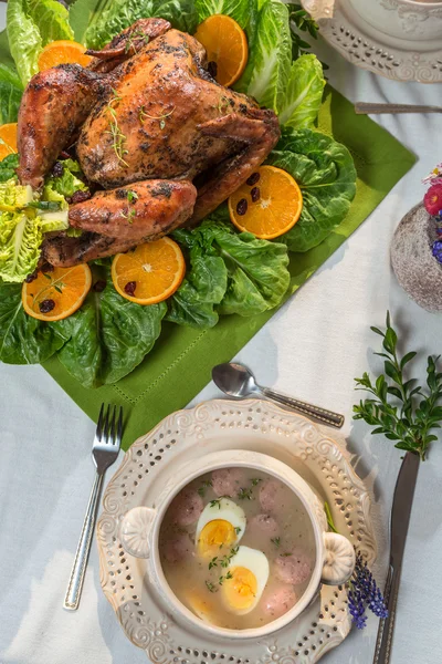 Putenbraten mit saurer Suppe zum Frühlingsessen — Stockfoto