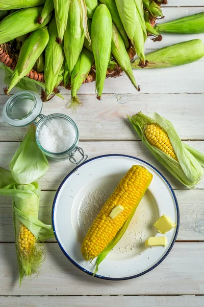 Fersk mais servert med smør – stockfoto