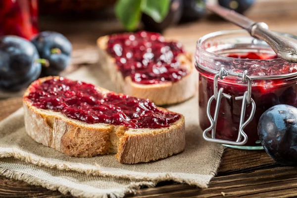 Close-up van sandwich met verse pruim jam — Stockfoto