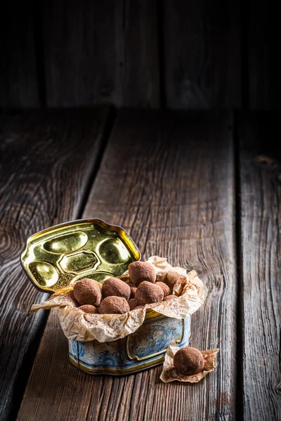 Palle di cioccolato cosparse di cacao — Foto Stock