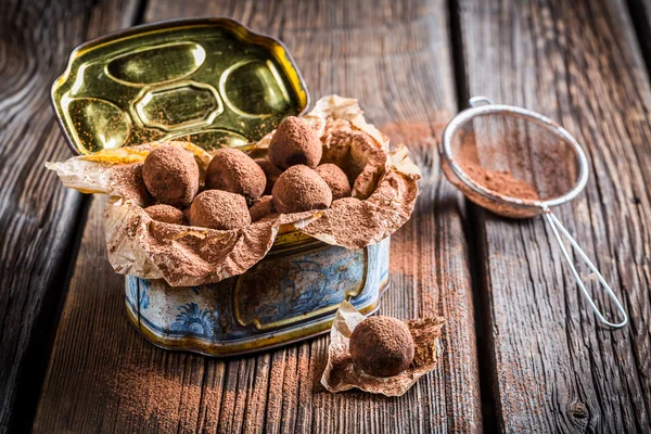 Kakaó meghintjük édes csokoládé labdák — Stock Fotó