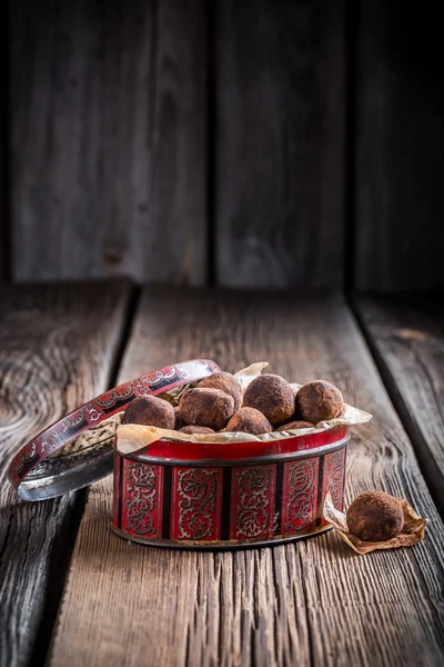 Palle di cioccolato in scatola rossa — Foto Stock