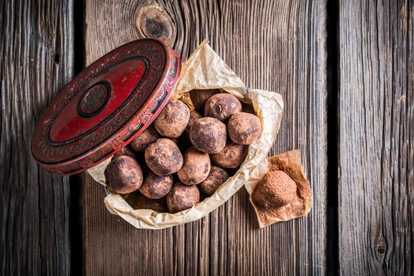 Scatola rossa piena di palle dolci — Foto Stock