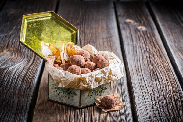 Palline di cioccolato dolce in scatola bianca — Foto Stock