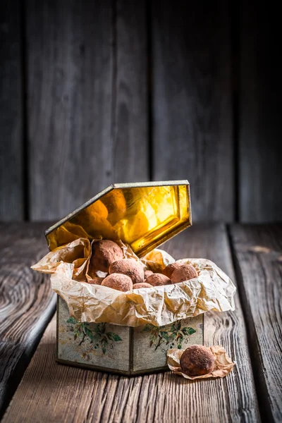 Nahaufnahme von Schokoladenkugeln in goldener Schachtel — Stockfoto