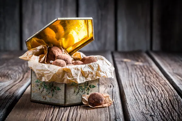 Palle di cioccolato in scatola d'oro — Foto Stock
