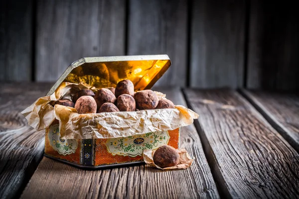 Chocolate balls in vintage box — Stock Photo, Image