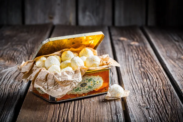 Palle dolci di cocco in scatola vintage — Foto Stock