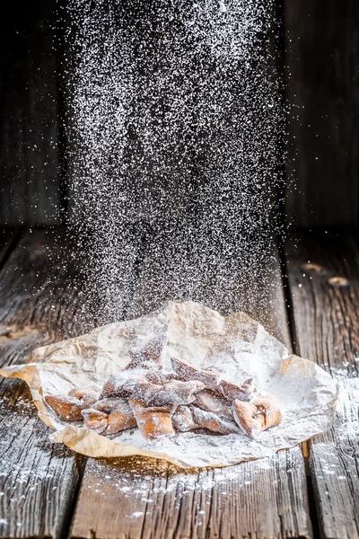 Pudra şekeri ve angel wings düşüyor — Stok fotoğraf