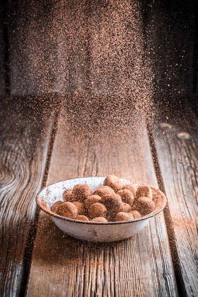 Caída de cacao en polvo en bolas de chocolate — Foto de Stock