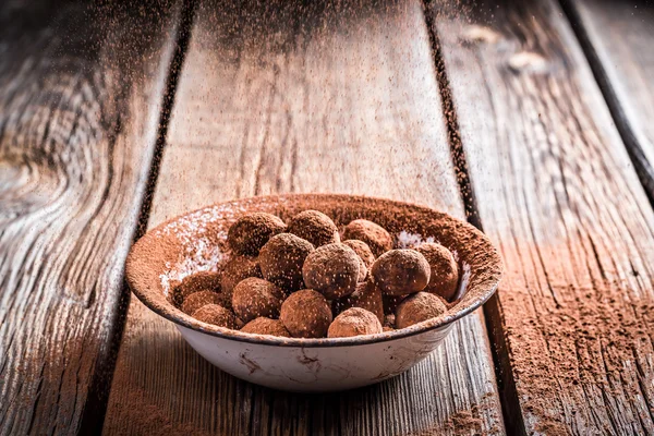 Bolas de chocolate dulce en tazón blanco — Foto de Stock