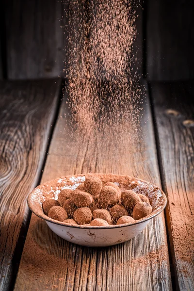 Σκόνη κακάου και γλυκιά σοκολάτα μπάλες — Φωτογραφία Αρχείου