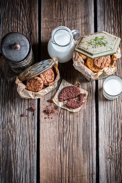 Schokoladenkuchen und Haferflocken mit Milch zum Frühstück — Stockfoto