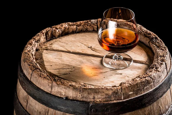 Verre de cognac sur vieux fût de chêne — Photo