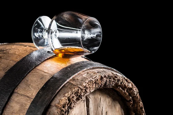 Old oak barrel and a glass of cognac — Stock Photo, Image