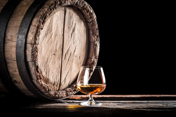 Vieux tonneau et un verre de cognac — Photo