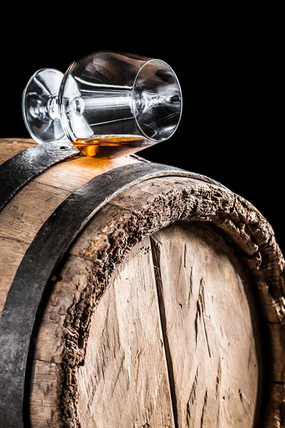 Oude cognac proeverij in de kelder — Stockfoto