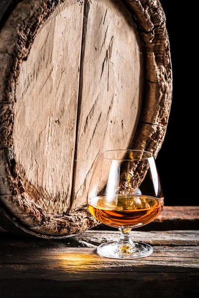 Wooden oak barrel and a glass of cognac — Stock Photo, Image