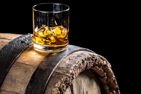Glazen voor whisky met ijs op oude eiken vat — Stockfoto