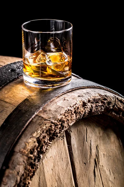 Whiskey glass and old wooden barrel — Stock Photo, Image