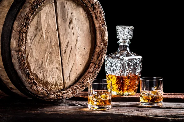 Twee glazen van leeftijd whisky met ijs — Stockfoto