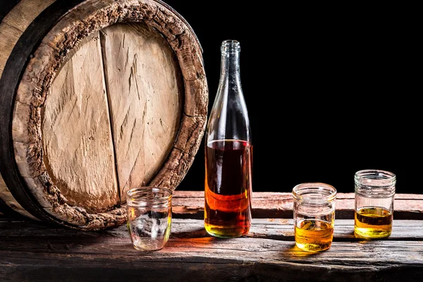 Drei Glas gereifter Whisky und Flasche — Stockfoto