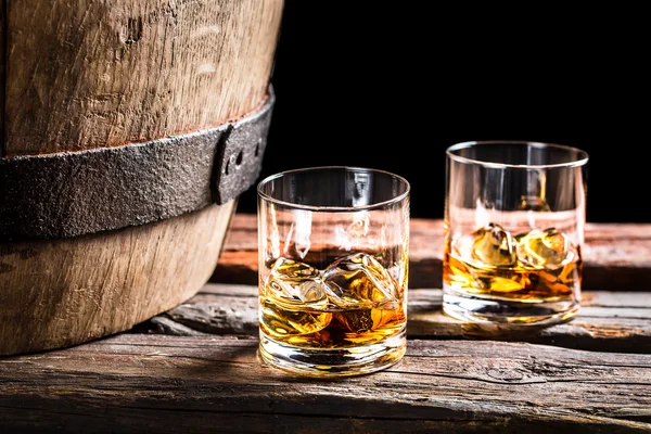 Två glas whisky i den gamla källaren — Stockfoto