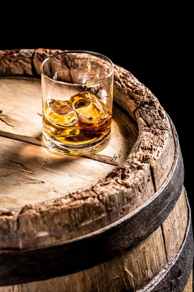 杯岁苏格兰威士忌酿酒厂地下室 — 图库照片