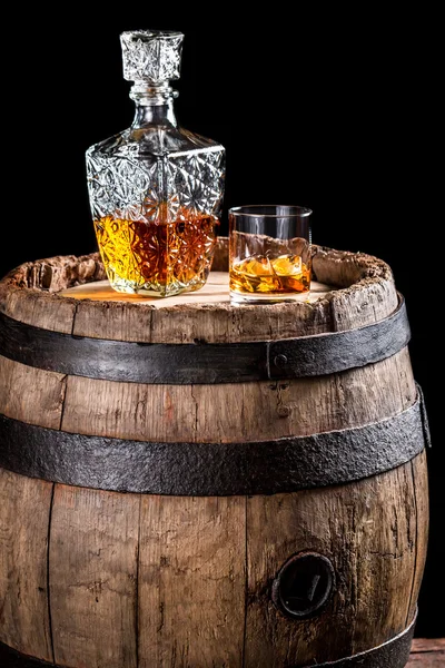 Glass of golden aged brandy or whiskey and old oak barrel — Stock Photo, Image